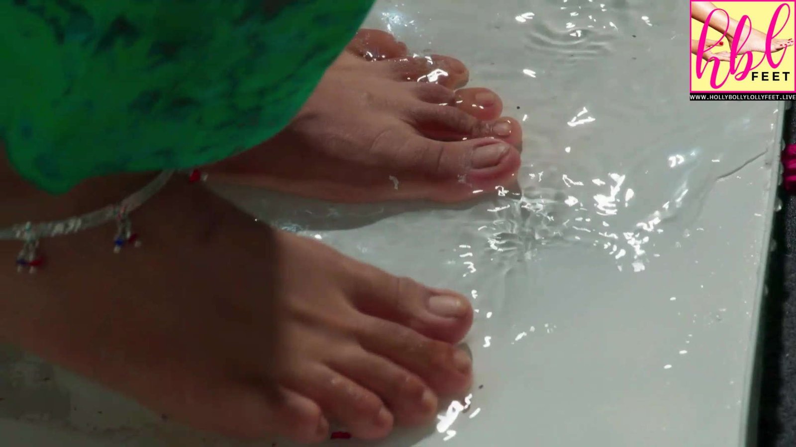 mahima-makwana-feet-closeup-mariam-khan-reporting-live-ep-107-03